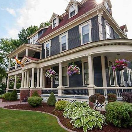 Carriage House Inn Fredericton Exterior foto