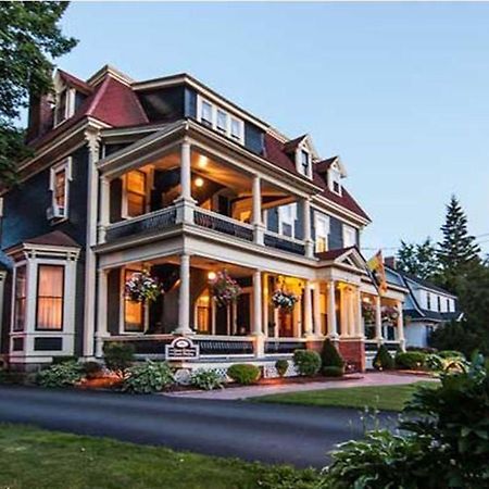 Carriage House Inn Fredericton Exterior foto