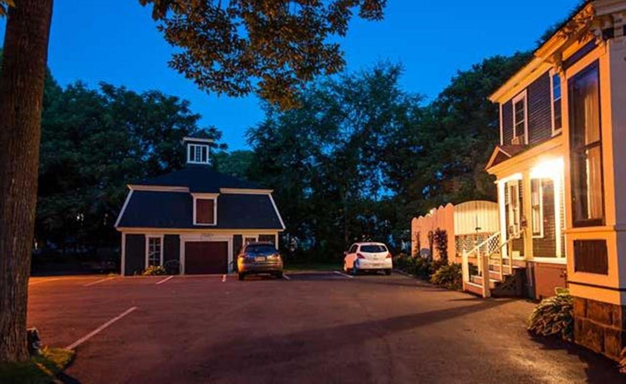Carriage House Inn Fredericton Exterior foto