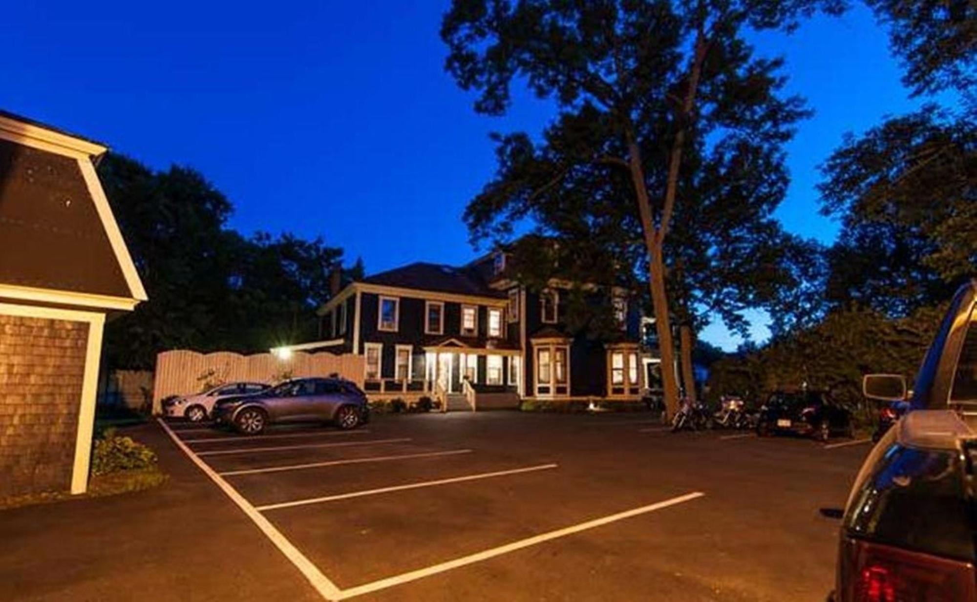 Carriage House Inn Fredericton Exterior foto